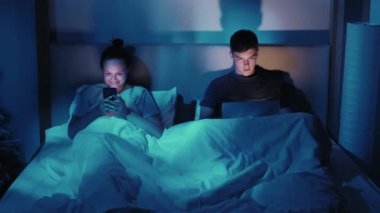 yatma zamanı çevrimiçi ilişki sorunu çift aygıtları