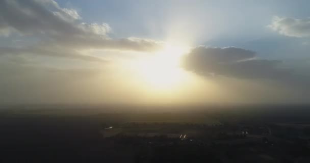하늘을 배경으로 아름다운 일몰 광경 — 비디오