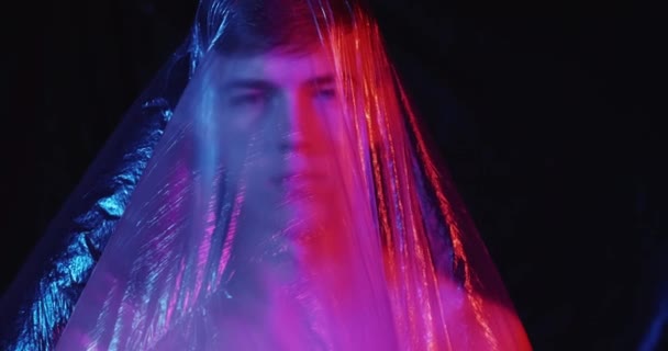 Man crisis gedecentraliseerd portret isolatie neon licht — Stockvideo