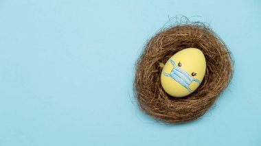 Karantina doğum günü kavramsal yumurta maskesi