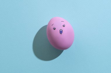 Yumurta yüzlü sürpriz yemek dekorasyonu karakteri.