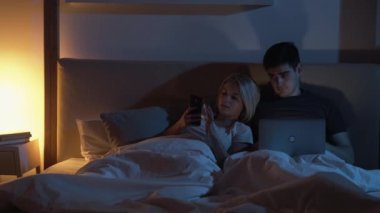 Gadget çift gecesi çevrimiçi kadın telefon yatağı kocası