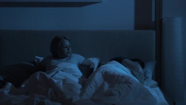 Trastorno del sueño mujer perturbado ronquidos marido cama — Vídeos de Stock