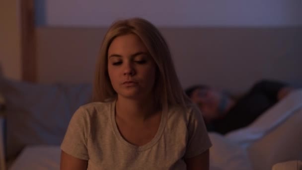 夫婦問題夜不眠症不安女性の夫 — ストック動画