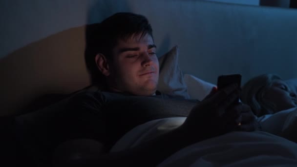 Noapte insomnie târziu on-line bărbat telefon pat femeie — Videoclip de stoc
