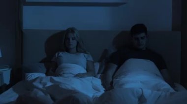 Gece uykusuzluğu sorunu. Üzgün kadın, erkek, geç saatte.