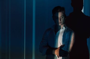 Yakışıklı adam iş stili başarı özgüveni