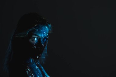 Gizemli kadın silueti ruhani bir portre