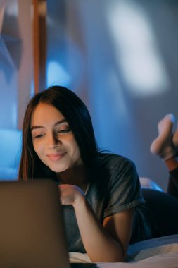 gece video çağrısı kadın laptop sanal sohbet yatağı