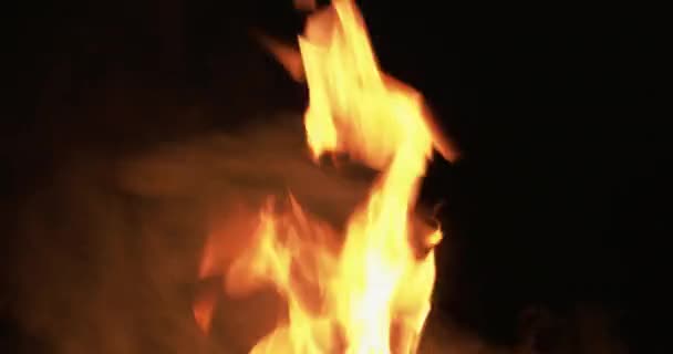 Fogo preto chama textura amarelo brilhante queimar fumaça — Vídeo de Stock