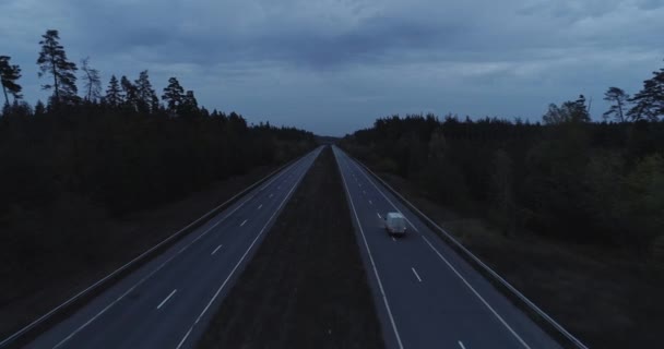 Antenn landsbygd väg utsikt kväll nedgång — Stockvideo