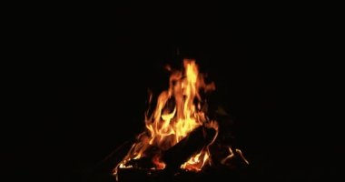 Siyah ateş üzerinde kamp ateşi canlandırma kömürü