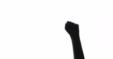 El silueti protesto hareketi. Koyu sıkılmış yumruk.