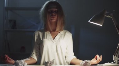 Gece işi stresli ofis yönetimi yoga kadını