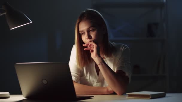 Videoanruf Nachtarbeit Frau Laptop virtuelles Büro — Stockvideo