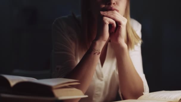 Noche estudio exceso de trabajo fatiga pensativo estudiante tarde — Vídeos de Stock