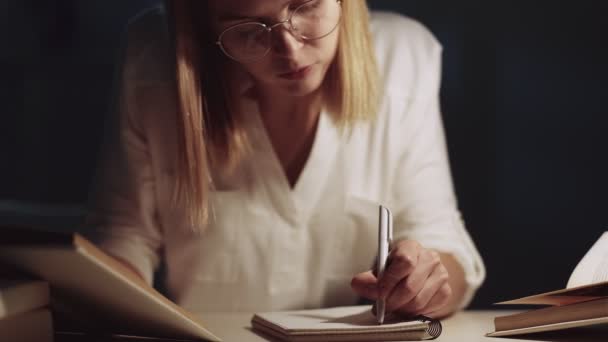 Estudo tardio pesquisa acadêmica inteligente estudante noite — Vídeo de Stock