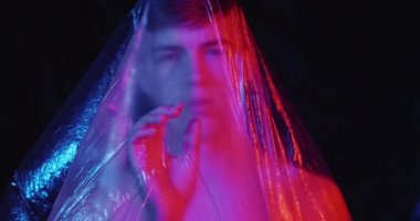 Erkek hakları dağıtıldı. Rahatsız adam neon ışığı çekiyor.