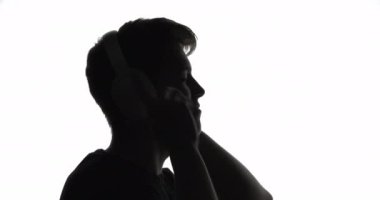 Erkek silueti müzik eğlencesi DJ kulaklıkları