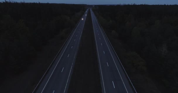 Sobrevuelo vista carretera crepúsculo naturaleza del campo — Vídeo de stock