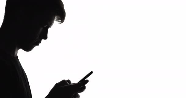 Mobilny konflikt sylwetka zirytowany nienawiść facet telefon — Wideo stockowe