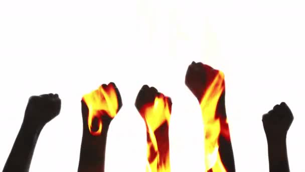 Подвійне експонування рука силует протесту проти вогню кулаки — стокове відео