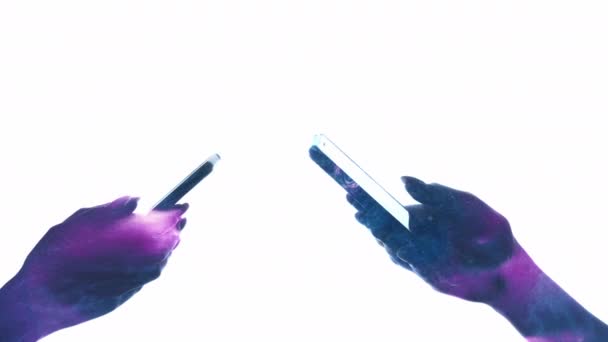 Dubbel exponering siluett mobil kommunikation — Stockvideo