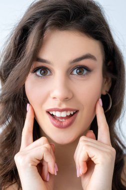 güzellik hizmetleri yüz gerdirme prosedürü kadın tenine dokunuyor