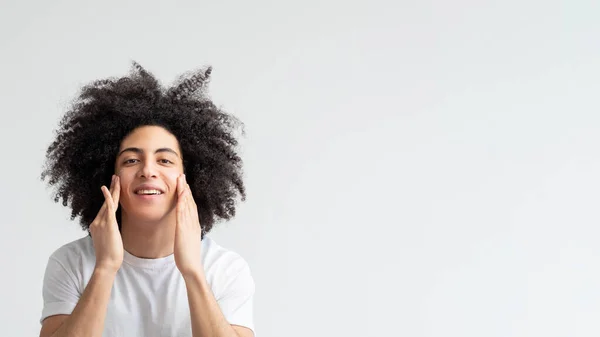 Man facial care skin treatment guy applying cream — Stock Photo, Image