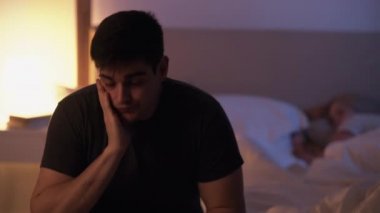 Gece uykusuzluğu, yorgun adam, karı-koca sorunu.