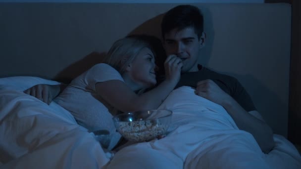 Casal filme noite lazer em casa assistindo tv cama — Vídeo de Stock