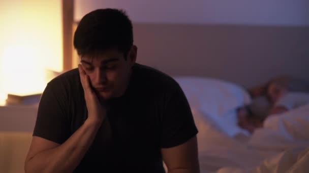 Нічна безсоння втомився чоловік ліжко дружина проблема — стокове відео