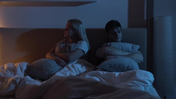 Couple quarrel love partners ignoring bed night — Stock Video