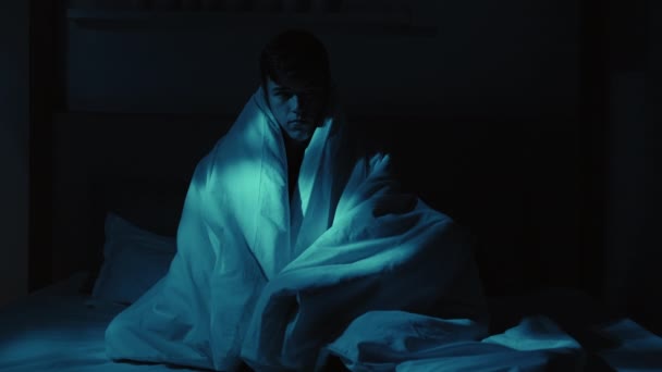 Sulit tidur insomnia lelah pria selimut malam — Stok Video