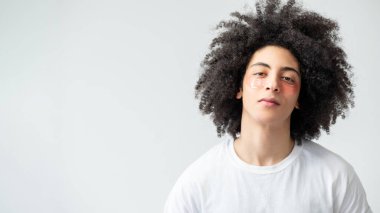 Adamın yüz bakımı hidrojel göz bandı.