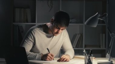 gece çalışması online öğrenim akıllı adam geç saatlere kadar çalışıyor