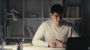 Video çağrısı gece işi erkek yöneticisi dizüstü bilgisayar kullanıyor