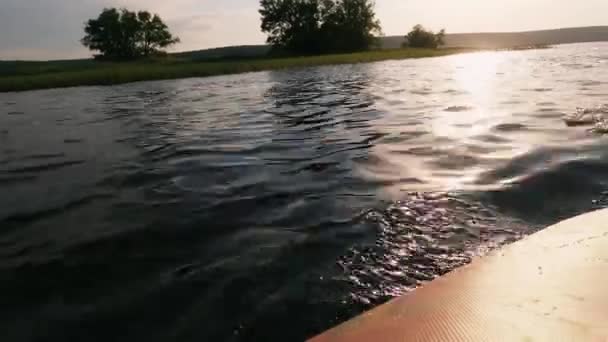 Boot reizen water reis genieten van de natuur — Stockvideo