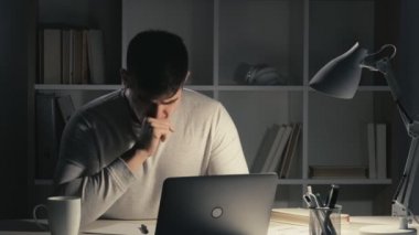 Gece işi yorgunluğu. Müdür geç saatlere kadar çalışıyor.