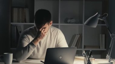 Aşırı çalışma yorgunluğu gece uykusuzluk yorgun çalışan uykusu