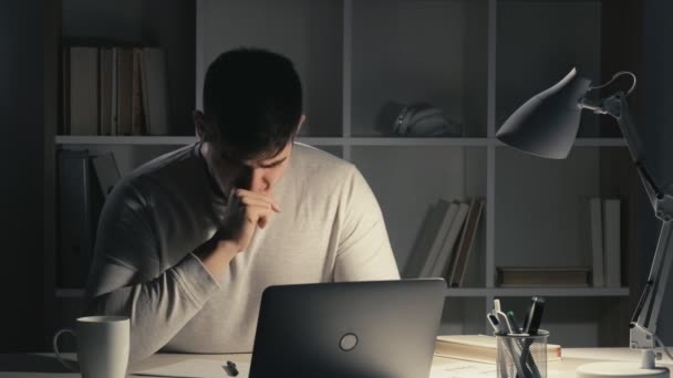 Lavoro notturno manager stanco che lavora da casa fino a tardi — Video Stock