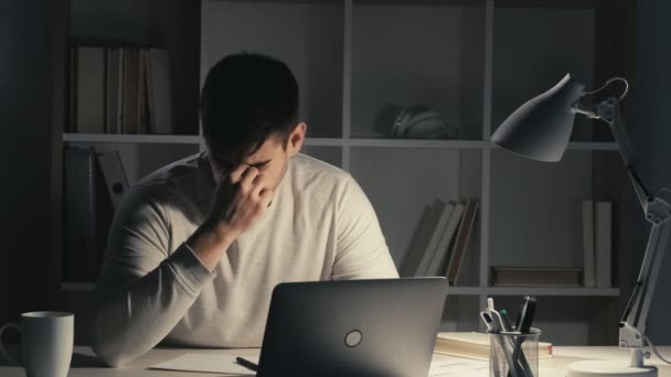 Overwerk vermoeidheid nacht slapeloosheid moe werknemer dutje — Stockvideo