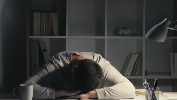 Oficina siesta noche insomnio cansado empleado durmiendo — Vídeo de stock