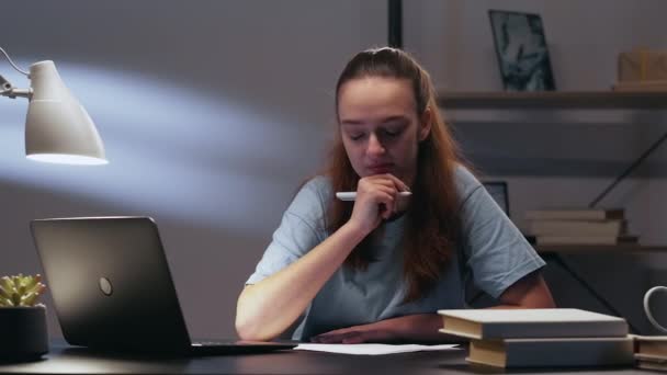 Noapte de inspirație acasă fata de studiu se bucură de scris — Videoclip de stoc