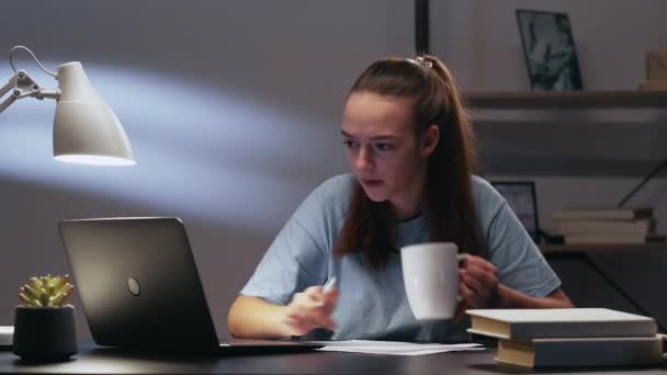 Estudo tardio aprendizagem on-line menina laptop tarefa café — Vídeo de Stock