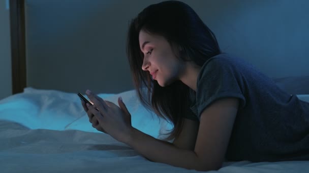 Tarde en línea noche sin dormir divertida cama de teléfono de la mujer — Vídeos de Stock