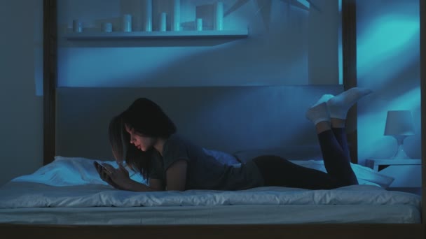 Gece sohbeti mobil iletişim kadın telefon yatağı — Stok video