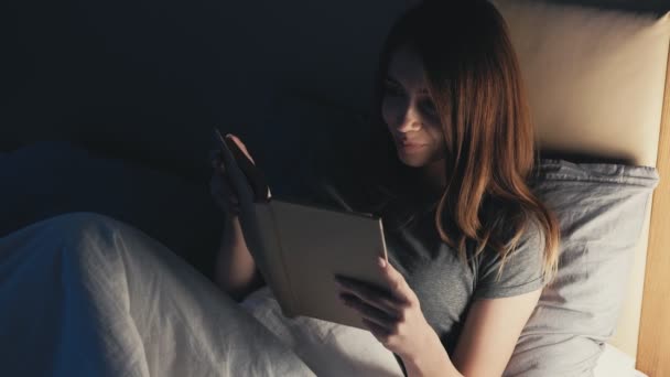 Noite leitura casa lazer relaxado mulher livro cama — Vídeo de Stock