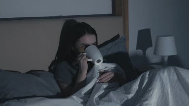 Noc dom wypoczynek późno film dziewczyna oglądanie tv łóżko — Wideo stockowe