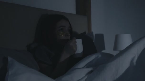 Horror película noche ocio mujer viendo tv cama — Vídeos de Stock